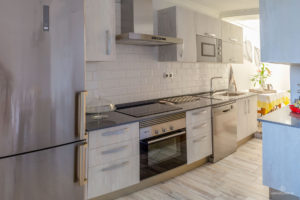 Reportaje Fotográfico Publicitario Apartamento Sarelen. Santa Cruz de La Palma. Salón Comedor Acceso a Internet. Balcón o terraza. 2 Sofás. Plazas en la sala de estar (4). Plazas para cenar (4).Televisión.TV por cable o satélite.Vistas al mar. Wifi.https://www.apartamentosarelen.com