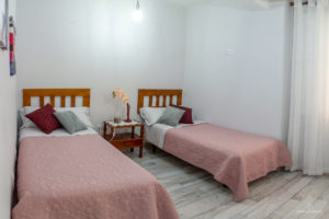 Reportaje Fotográfico Publicitario Apartamento Sarelen. Santa Cruz de La Palma. Salón Comedor Acceso a Internet. Balcón o terraza. 2 Sofás. Plazas en la sala de estar (4). Plazas para cenar (4).Televisión.TV por cable o satélite.Vistas al mar. Wifi.https://www.apartamentosarelen.com