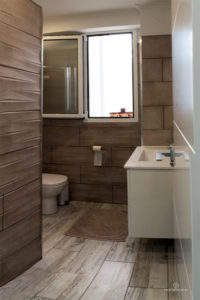 Reportaje Fotográfico Publicitario Apartamento Sarelen. Santa Cruz de La Palma. Salón Comedor Acceso a Internet. Balcón o terraza. 2 Sofás. Plazas en la sala de estar (4). Plazas para cenar (4).Televisión.TV por cable o satélite.Vistas al mar. Wifi.https://www.apartamentosarelen.com