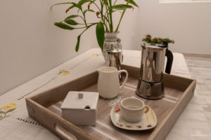 Reportaje Fotográfico Publicitario Apartamento Sarelen. Santa Cruz de La Palma. Salón Comedor Acceso a Internet. Balcón o terraza. 2 Sofás. Plazas en la sala de estar (4). Plazas para cenar (4).Televisión.TV por cable o satélite.Vistas al mar. Wifi.https://www.apartamentosarelen.com