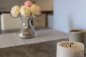 Reportaje Fotográfico Publicitario Apartamento Sarelen. Santa Cruz de La Palma. Salón Comedor Acceso a Internet. Balcón o terraza. 2 Sofás. Plazas en la sala de estar (4). Plazas para cenar (4).Televisión.TV por cable o satélite.Vistas al mar. Wifi.https://www.apartamentosarelen.com