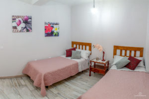 Reportaje Fotográfico Publicitario Apartamento Sarelen. Santa Cruz de La Palma. Salón Comedor Acceso a Internet. Balcón o terraza. 2 Sofás. Plazas en la sala de estar (4). Plazas para cenar (4).Televisión.TV por cable o satélite.Vistas al mar. Wifi.https://www.apartamentosarelen.com