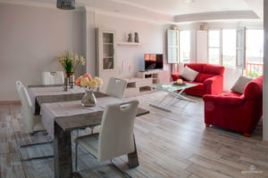 Reportaje Fotográfico Publicitario Apartamento Sarelen. Santa Cruz de La Palma. Salón Comedor Acceso a Internet. Balcón o terraza. 2 Sofás. Plazas en la sala de estar (4). Plazas para cenar (4).Televisión.TV por cable o satélite.Vistas al mar. Wifi.https://www.apartamentosarelen.com