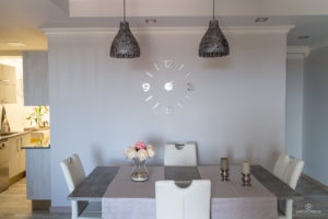 Reportaje Fotográfico Publicitario Apartamento Sarelen. Santa Cruz de La Palma. Salón Comedor Acceso a Internet. Balcón o terraza. 2 Sofás. Plazas en la sala de estar (4). Plazas para cenar (4).Televisión.TV por cable o satélite.Vistas al mar. Wifi.https://www.apartamentosarelen.com