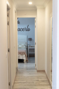 Reportaje Fotográfico Publicitario Apartamento Sarelen. Santa Cruz de La Palma. Salón Comedor Acceso a Internet. Balcón o terraza. 2 Sofás. Plazas en la sala de estar (4). Plazas para cenar (4).Televisión.TV por cable o satélite.Vistas al mar. Wifi.https://www.apartamentosarelen.com