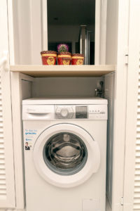 Reportaje Fotográfico Publicitario Apartamento Sarelen. Santa Cruz de La Palma. Salón Comedor Acceso a Internet. Balcón o terraza. 2 Sofás. Plazas en la sala de estar (4). Plazas para cenar (4).Televisión.TV por cable o satélite.Vistas al mar. Wifi.https://www.apartamentosarelen.com