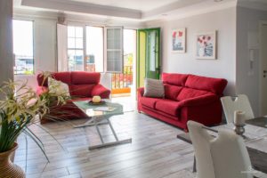 Reportaje Fotográfico Publicitario Apartamento Sarelen. Santa Cruz de La Palma. Salón Comedor Acceso a Internet. Balcón o terraza. 2 Sofás. Plazas en la sala de estar (4). Plazas para cenar (4).Televisión.TV por cable o satélite.Vistas al mar. Wifi.https://www.apartamentosarelen.com