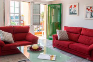 Reportaje Fotográfico Publicitario Apartamento Sarelen. Santa Cruz de La Palma. Salón Comedor Acceso a Internet. Balcón o terraza. 2 Sofás. Plazas en la sala de estar (4). Plazas para cenar (4).Televisión.TV por cable o satélite.Vistas al mar. Wifi.https://www.apartamentosarelen.com