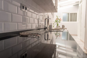 Reportaje Fotográfico Publicitario Apartamento Sarelen. Santa Cruz de La Palma. Salón Comedor Acceso a Internet. Balcón o terraza. 2 Sofás. Plazas en la sala de estar (4). Plazas para cenar (4).Televisión.TV por cable o satélite.Vistas al mar. Wifi.https://www.apartamentosarelen.com