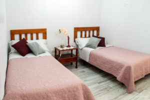 Reportaje Fotográfico Publicitario Apartamento Sarelen. Santa Cruz de La Palma. Salón Comedor Acceso a Internet. Balcón o terraza. 2 Sofás. Plazas en la sala de estar (4). Plazas para cenar (4).Televisión.TV por cable o satélite.Vistas al mar. Wifi.https://www.apartamentosarelen.com