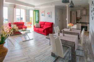 Reportaje Fotográfico Publicitario Apartamento Sarelen. Santa Cruz de La Palma. Salón Comedor Acceso a Internet. Balcón o terraza. 2 Sofás. Plazas en la sala de estar (4). Plazas para cenar (4).Televisión.TV por cable o satélite.Vistas al mar. Wifi.https://www.apartamentosarelen.com