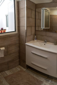 Reportaje Fotográfico Publicitario Apartamento Sarelen. Santa Cruz de La Palma. Salón Comedor Acceso a Internet. Balcón o terraza. 2 Sofás. Plazas en la sala de estar (4). Plazas para cenar (4).Televisión.TV por cable o satélite.Vistas al mar. Wifi.https://www.apartamentosarelen.com