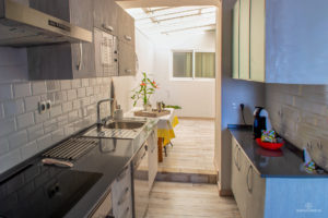 Reportaje Fotográfico Publicitario Apartamento Sarelen. Santa Cruz de La Palma. Salón Comedor Acceso a Internet. Balcón o terraza. 2 Sofás. Plazas en la sala de estar (4). Plazas para cenar (4).Televisión.TV por cable o satélite.Vistas al mar. Wifi.https://www.apartamentosarelen.com