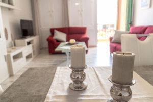 Reportaje Fotográfico Publicitario Apartamento Sarelen. Santa Cruz de La Palma. Salón Comedor Acceso a Internet. Balcón o terraza. 2 Sofás. Plazas en la sala de estar (4). Plazas para cenar (4).Televisión.TV por cable o satélite.Vistas al mar. Wifi.https://www.apartamentosarelen.com