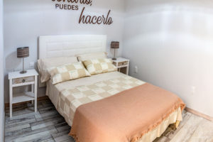 Reportaje Fotográfico Publicitario Apartamento Sarelen. Santa Cruz de La Palma. Salón Comedor Acceso a Internet. Balcón o terraza. 2 Sofás. Plazas en la sala de estar (4). Plazas para cenar (4).Televisión.TV por cable o satélite.Vistas al mar. Wifi.https://www.apartamentosarelen.com