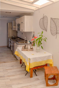 Reportaje Fotográfico Publicitario Apartamento Sarelen. Santa Cruz de La Palma. Salón Comedor Acceso a Internet. Balcón o terraza. 2 Sofás. Plazas en la sala de estar (4). Plazas para cenar (4).Televisión.TV por cable o satélite.Vistas al mar. Wifi.https://www.apartamentosarelen.com