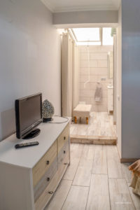 Reportaje Fotográfico Publicitario Apartamento Sarelen. Santa Cruz de La Palma. Salón Comedor Acceso a Internet. Balcón o terraza. 2 Sofás. Plazas en la sala de estar (4). Plazas para cenar (4).Televisión.TV por cable o satélite.Vistas al mar. Wifi.https://www.apartamentosarelen.com