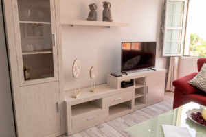 Reportaje Fotográfico Publicitario Apartamento Sarelen. Santa Cruz de La Palma. Salón Comedor Acceso a Internet. Balcón o terraza. 2 Sofás. Plazas en la sala de estar (4). Plazas para cenar (4).Televisión.TV por cable o satélite.Vistas al mar. Wifi.https://www.apartamentosarelen.com