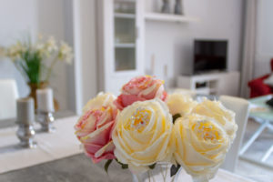 Reportaje Fotográfico Publicitario Apartamento Sarelen. Santa Cruz de La Palma. Salón Comedor Acceso a Internet. Balcón o terraza. 2 Sofás. Plazas en la sala de estar (4). Plazas para cenar (4).Televisión.TV por cable o satélite.Vistas al mar. Wifi.https://www.apartamentosarelen.com