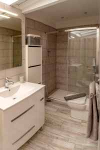 Reportaje Fotográfico Publicitario Apartamento Sarelen. Santa Cruz de La Palma. Salón Comedor Acceso a Internet. Balcón o terraza. 2 Sofás. Plazas en la sala de estar (4). Plazas para cenar (4).Televisión.TV por cable o satélite.Vistas al mar. Wifi.https://www.apartamentosarelen.com