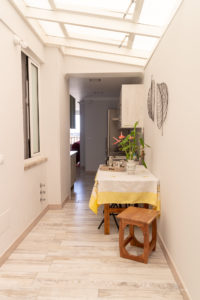 Reportaje Fotográfico Publicitario Apartamento Sarelen. Santa Cruz de La Palma. Salón Comedor Acceso a Internet. Balcón o terraza. 2 Sofás. Plazas en la sala de estar (4). Plazas para cenar (4).Televisión.TV por cable o satélite.Vistas al mar. Wifi.https://www.apartamentosarelen.com