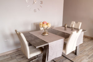 Reportaje Fotográfico Publicitario Apartamento Sarelen. Santa Cruz de La Palma. Salón Comedor Acceso a Internet. Balcón o terraza. 2 Sofás. Plazas en la sala de estar (4). Plazas para cenar (4).Televisión.TV por cable o satélite.Vistas al mar. Wifi.https://www.apartamentosarelen.com