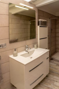 Reportaje Fotográfico Publicitario Apartamento Sarelen. Santa Cruz de La Palma. Salón Comedor Acceso a Internet. Balcón o terraza. 2 Sofás. Plazas en la sala de estar (4). Plazas para cenar (4).Televisión.TV por cable o satélite.Vistas al mar. Wifi.https://www.apartamentosarelen.com