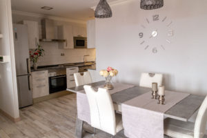 Reportaje Fotográfico Publicitario Apartamento Sarelen. Santa Cruz de La Palma. Salón Comedor Acceso a Internet. Balcón o terraza. 2 Sofás. Plazas en la sala de estar (4). Plazas para cenar (4).Televisión.TV por cable o satélite.Vistas al mar. Wifi.https://www.apartamentosarelen.com