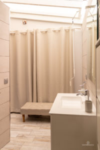 Reportaje Fotográfico Publicitario Apartamento Sarelen. Santa Cruz de La Palma. Salón Comedor Acceso a Internet. Balcón o terraza. 2 Sofás. Plazas en la sala de estar (4). Plazas para cenar (4).Televisión.TV por cable o satélite.Vistas al mar. Wifi.https://www.apartamentosarelen.com