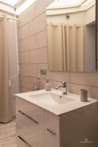 Reportaje Fotográfico Publicitario Apartamento Sarelen. Santa Cruz de La Palma. Salón Comedor Acceso a Internet. Balcón o terraza. 2 Sofás. Plazas en la sala de estar (4). Plazas para cenar (4).Televisión.TV por cable o satélite.Vistas al mar. Wifi.https://www.apartamentosarelen.com