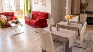 Reportaje Fotográfico Publicitario Apartamento Sarelen. Santa Cruz de La Palma. Salón Comedor Acceso a Internet. Balcón o terraza. 2 Sofás. Plazas en la sala de estar (4). Plazas para cenar (4).Televisión.TV por cable o satélite.Vistas al mar. Wifi.https://www.apartamentosarelen.com