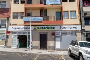 Reportaje Fotográfico Publicitario Apartamento Sarelen. Santa Cruz de La Palma. Salón Comedor Acceso a Internet. Balcón o terraza. 2 Sofás. Plazas en la sala de estar (4). Plazas para cenar (4).Televisión.TV por cable o satélite.Vistas al mar. Wifi.https://www.apartamentosarelen.com