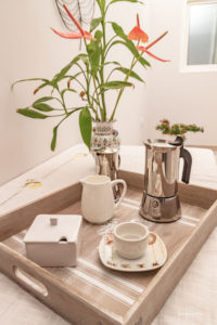 Reportaje Fotográfico Publicitario Apartamento Sarelen. Santa Cruz de La Palma. Salón Comedor Acceso a Internet. Balcón o terraza. 2 Sofás. Plazas en la sala de estar (4). Plazas para cenar (4).Televisión.TV por cable o satélite.Vistas al mar. Wifi.https://www.apartamentosarelen.com