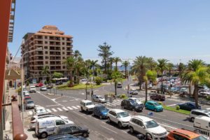 Reportaje Fotográfico Publicitario Apartamento Sarelen. Santa Cruz de La Palma. Salón Comedor Acceso a Internet. Balcón o terraza. 2 Sofás. Plazas en la sala de estar (4). Plazas para cenar (4).Televisión.TV por cable o satélite.Vistas al mar. Wifi.https://www.apartamentosarelen.com