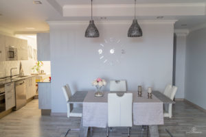 Reportaje Fotográfico Publicitario Apartamento Sarelen. Santa Cruz de La Palma. Salón Comedor Acceso a Internet. Balcón o terraza. 2 Sofás. Plazas en la sala de estar (4). Plazas para cenar (4).Televisión.TV por cable o satélite.Vistas al mar. Wifi.https://www.apartamentosarelen.com