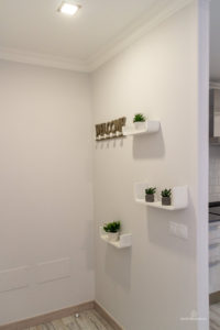 Reportaje Fotográfico Publicitario Apartamento Sarelen. Santa Cruz de La Palma. Salón Comedor Acceso a Internet. Balcón o terraza. 2 Sofás. Plazas en la sala de estar (4). Plazas para cenar (4).Televisión.TV por cable o satélite.Vistas al mar. Wifi.https://www.apartamentosarelen.com