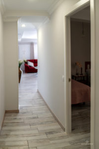 Reportaje Fotográfico Publicitario Apartamento Sarelen. Santa Cruz de La Palma. Salón Comedor Acceso a Internet. Balcón o terraza. 2 Sofás. Plazas en la sala de estar (4). Plazas para cenar (4).Televisión.TV por cable o satélite.Vistas al mar. Wifi.https://www.apartamentosarelen.com