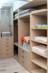 Reportaje Fotográfico Publicitario Apartamento Sarelen. Santa Cruz de La Palma. Salón Comedor Acceso a Internet. Balcón o terraza. 2 Sofás. Plazas en la sala de estar (4). Plazas para cenar (4).Televisión.TV por cable o satélite.Vistas al mar. Wifi.https://www.apartamentosarelen.com