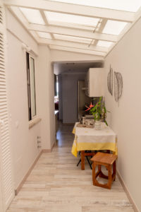 Reportaje Fotográfico Publicitario Apartamento Sarelen. Santa Cruz de La Palma. Salón Comedor Acceso a Internet. Balcón o terraza. 2 Sofás. Plazas en la sala de estar (4). Plazas para cenar (4).Televisión.TV por cable o satélite.Vistas al mar. Wifi.https://www.apartamentosarelen.com